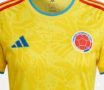 Camiseta Colombia Bordada Amarilla Cuello V ó Redondo - Imagen 3